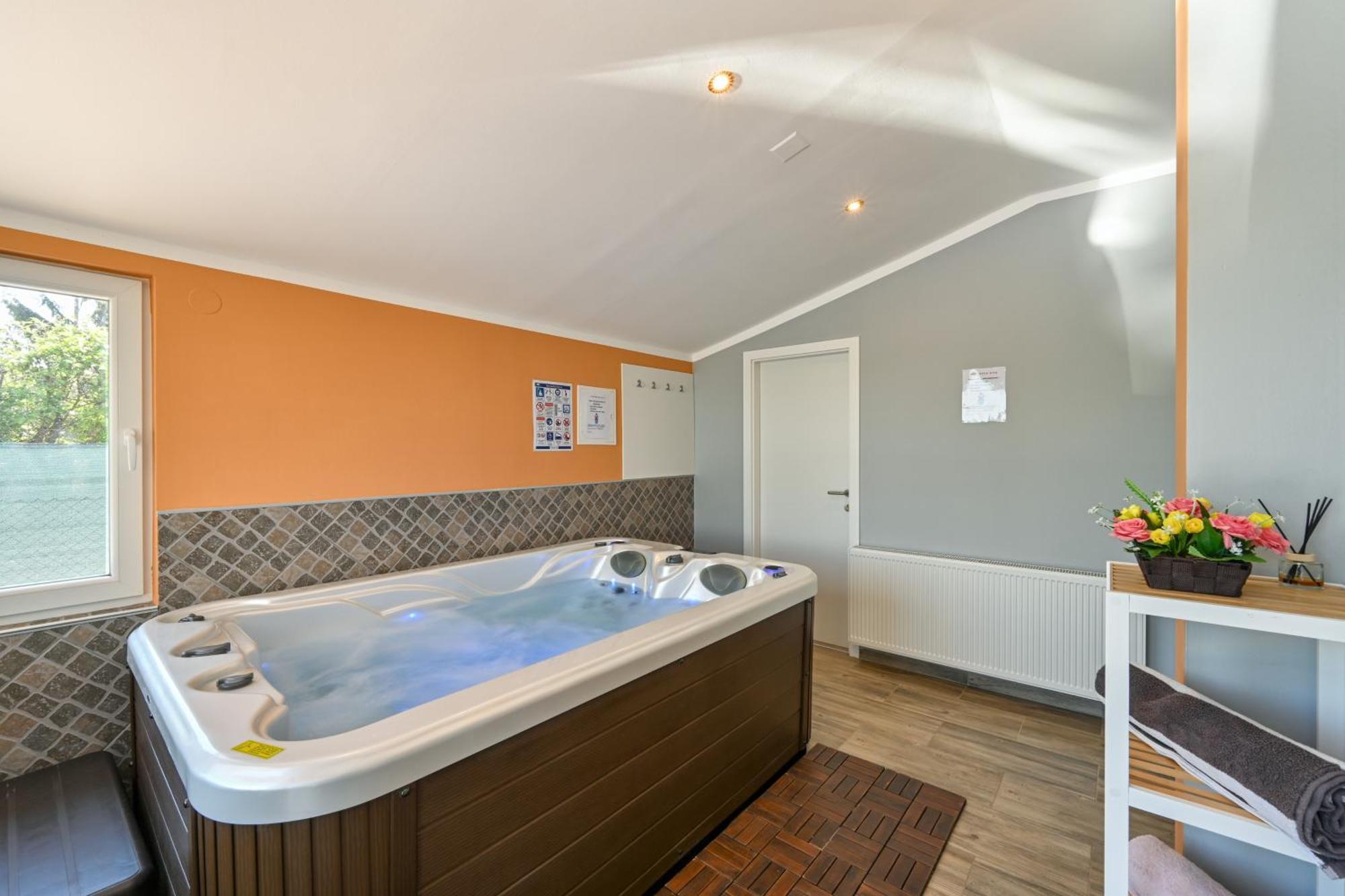 Cvetkova Hiza Sa Jacuzzijem Villa Tuheljske Toplice Exterior photo